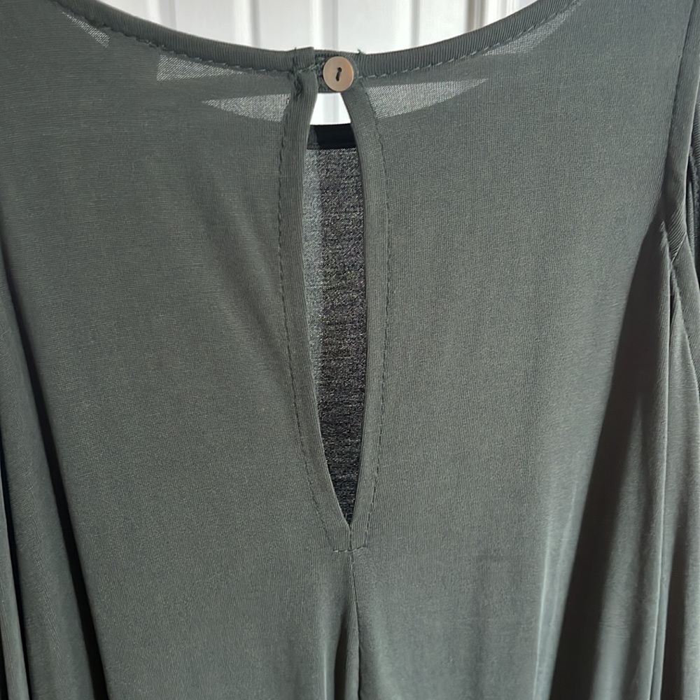 Open Shoulder Flattering Emerald Colored Dress - image 4